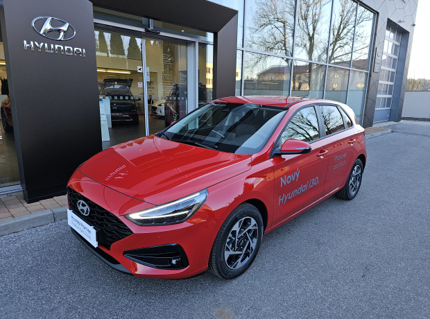 Nová i30 Hatchback - Family - 1,5i 71 kW 4×2 - Černý - Engine Red