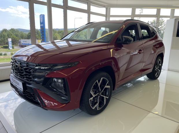 Nový TUCSON - N Line - 1,6 T-GDI 118 kW 4×2 - Černý - Ultimate Red Metallic