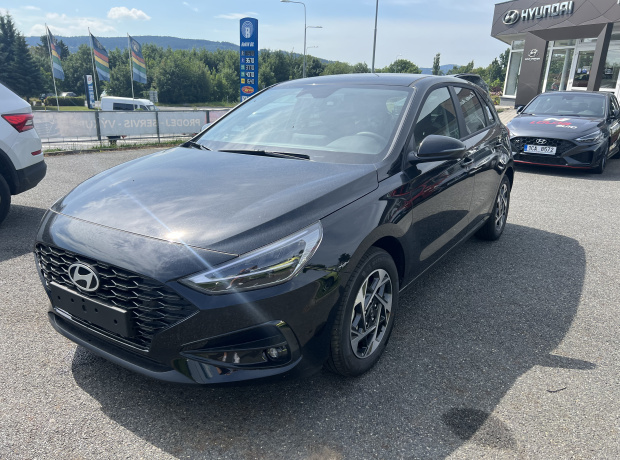 Nová i30 Hatchback - Family - 1,5i 71 kW 4×2 - Černý - Abyss Black Pearl
